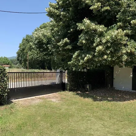 بيت للعطل Comfortable With Huge Yard, Near The Sea.