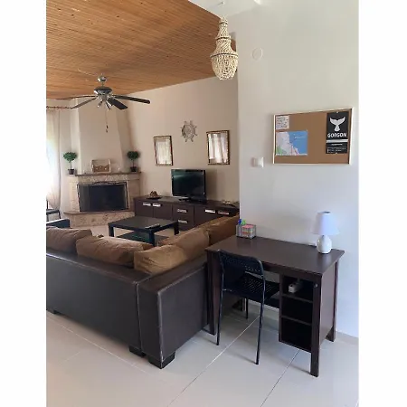 Comfortable With Huge Yard, Near The Sea. أوليمبياذا