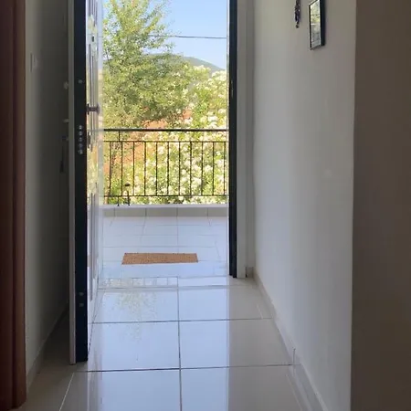 Comfortable With Huge Yard, Near The Sea. *